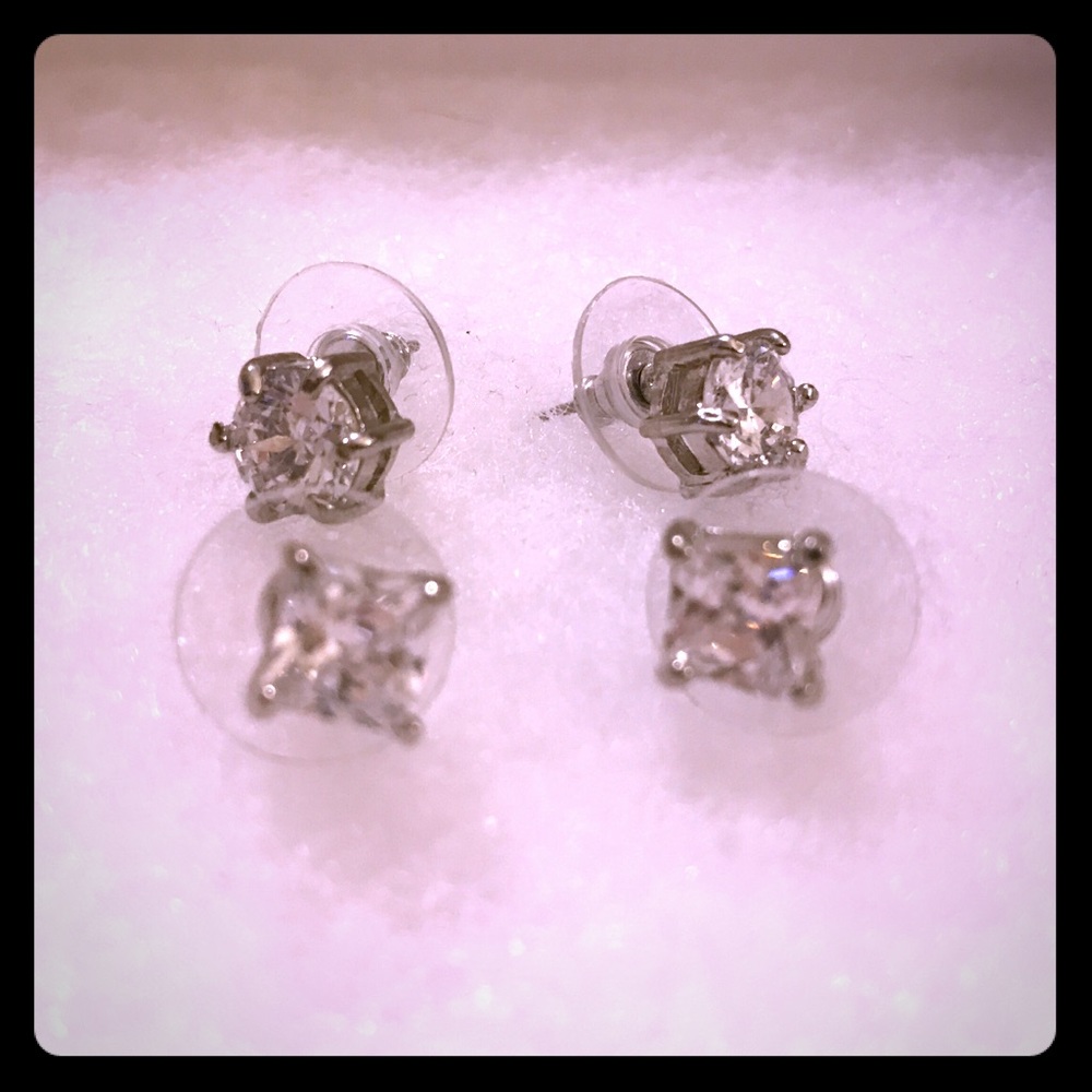 2 PAIRS OF EARRINGS